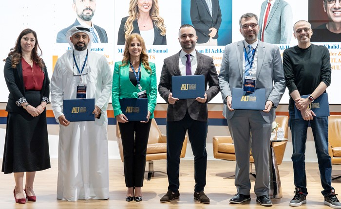 لقطة من الحفل أثناء التكريم
