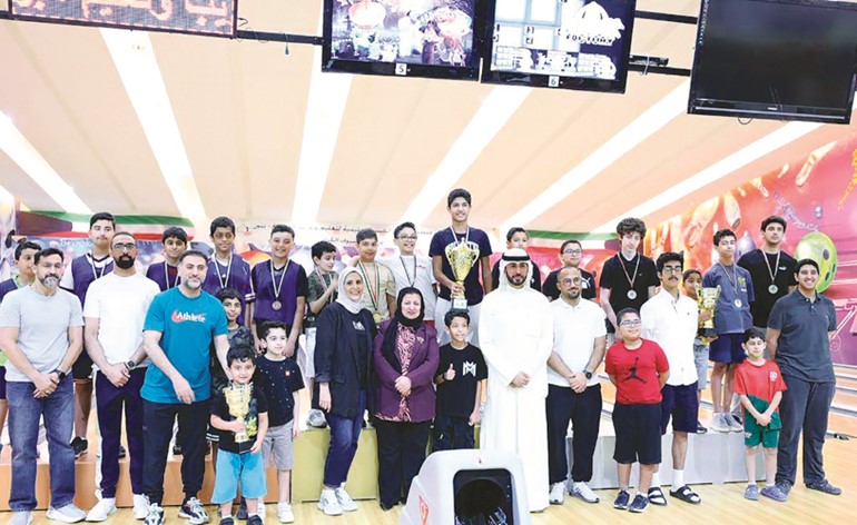 الوكيل المساعد للتنمية التربوية والأنشطة بالتكليف مريم العنزي مع المشاركين في البطولة الأولى للأندية الصيفية