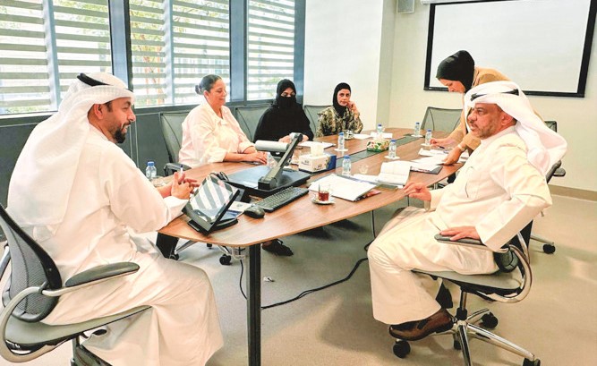 مدير إدارة التدريب والتطوير بوزارة الصحة محمد الفضلي وعميد كلية العلوم والتخطيط والاستشارات