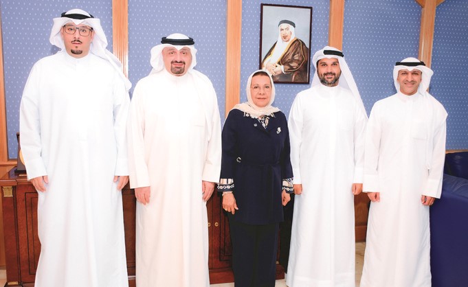 رئيسة المجلس التأسيسي لجامعة عبدالله السالم د.موضي الحمود مستقبلة رئيس مجلس إدارة جمعية العلاقات العامة جمال النصرالله وأمين السر محمد الياسين وعضوي مجلس الإدارة مزيد المعوشرجي وبشار الهنيدي