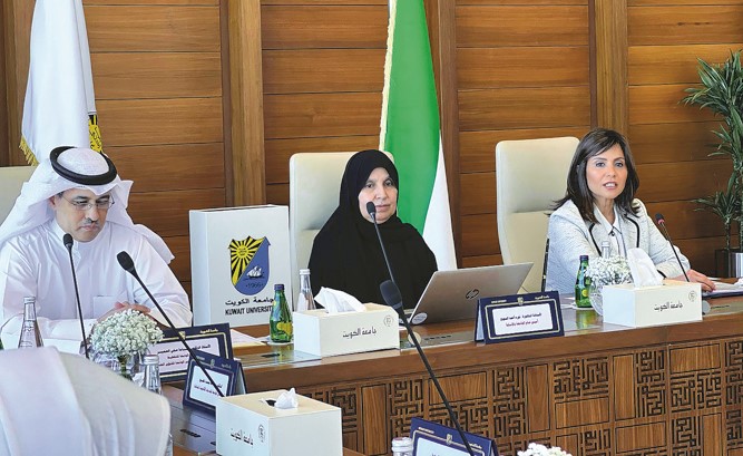 مدير جامعة الكويت د. دينا الميلم وأمين عام جامعة الكويت بالإنابة والمتحدث الرسمي باسم الجامعة د. نورة السويح