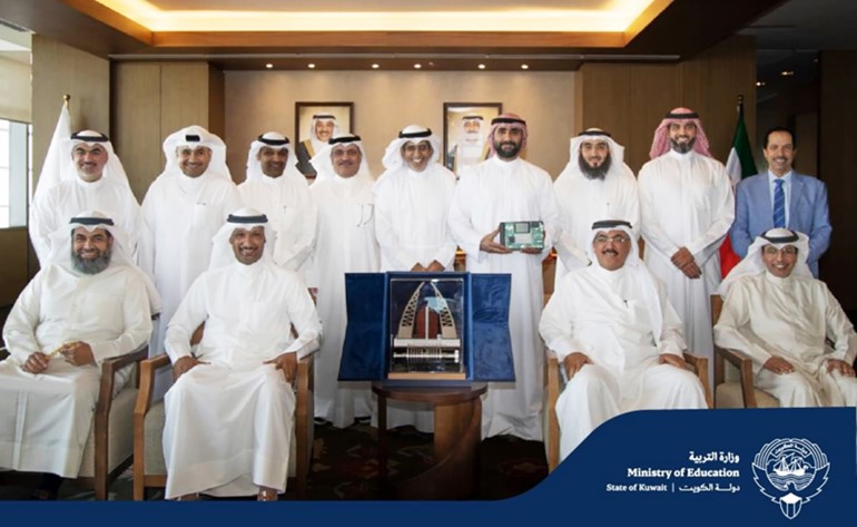 وزير التربية م.سيد جلال الطبطبائي خلال استقباله وفد المعهد العالي للطاقة