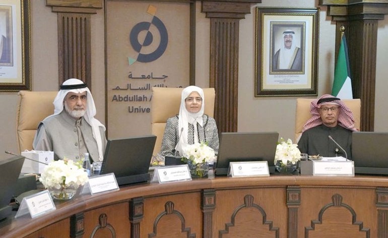 مديرة جامعة عبدالله السالم د.منى الأحمد والقائم بأعمال أمين عام جامعة عبدالله السالم د.عادل الحسينان ووكيل وزارة الكهرباء والطاقة المتجددة
