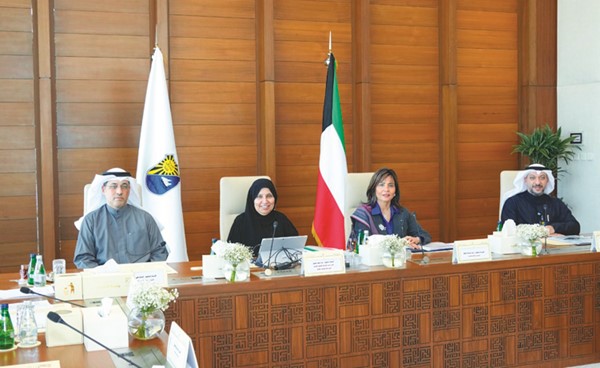 مديرة جامعة الكويت د.دينا الميلم مترئسة اجتماع مجلس الجامعة بحضور المتحدثة الرسمية باسم الجامعة د.نورة السويح