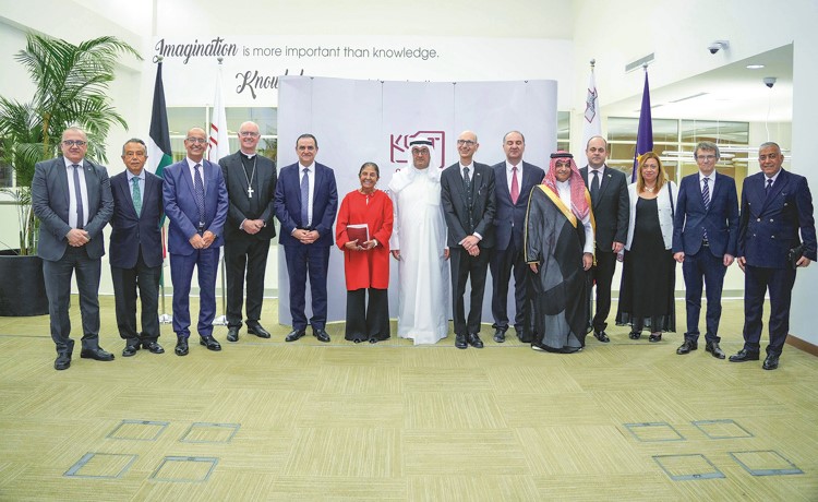 مساعد وزير الخارجية لشؤون أوروبا السفير صادق معرفي ورئيس مجلس أمناء كلية الكويت للعلوم والتكنولوجيا السفيرة نبيلة الملا وسفير جمهورية مالطا جورج زاميت ورئيس كلية الكويت للعلوم والتكنولوجيا د.خالد البقاعين مع الحضور والمشاركين