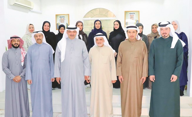 وكيل وزارة التعليم العالي د.بدر البصيري خلال زيارة المكتب الثقافي في البحرين