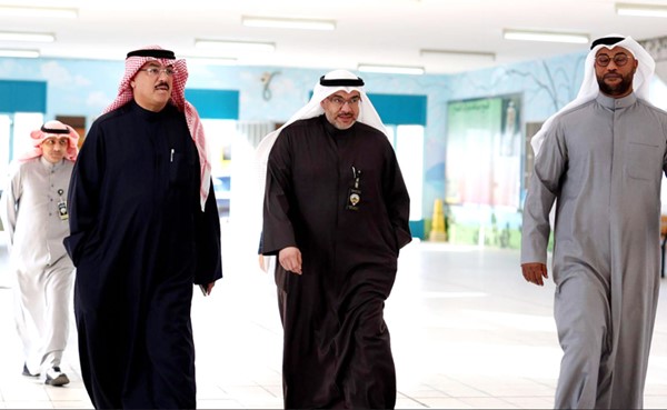 وزيـر التـربيـة م.سيد جلال الطبطبائي خلال تفقده عددا من لجان امتحانات الصف الثاني عشر